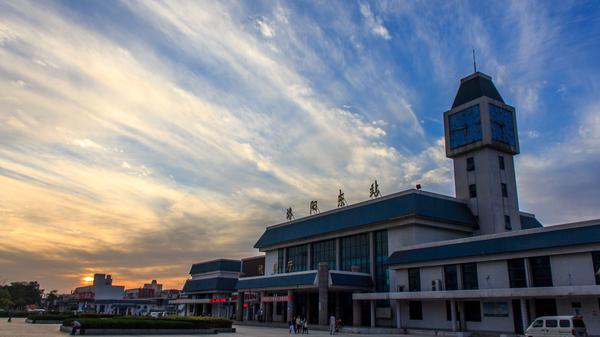 洛阳东站 站房我一直很喜欢 改天补图 我来补图了,新鲜的