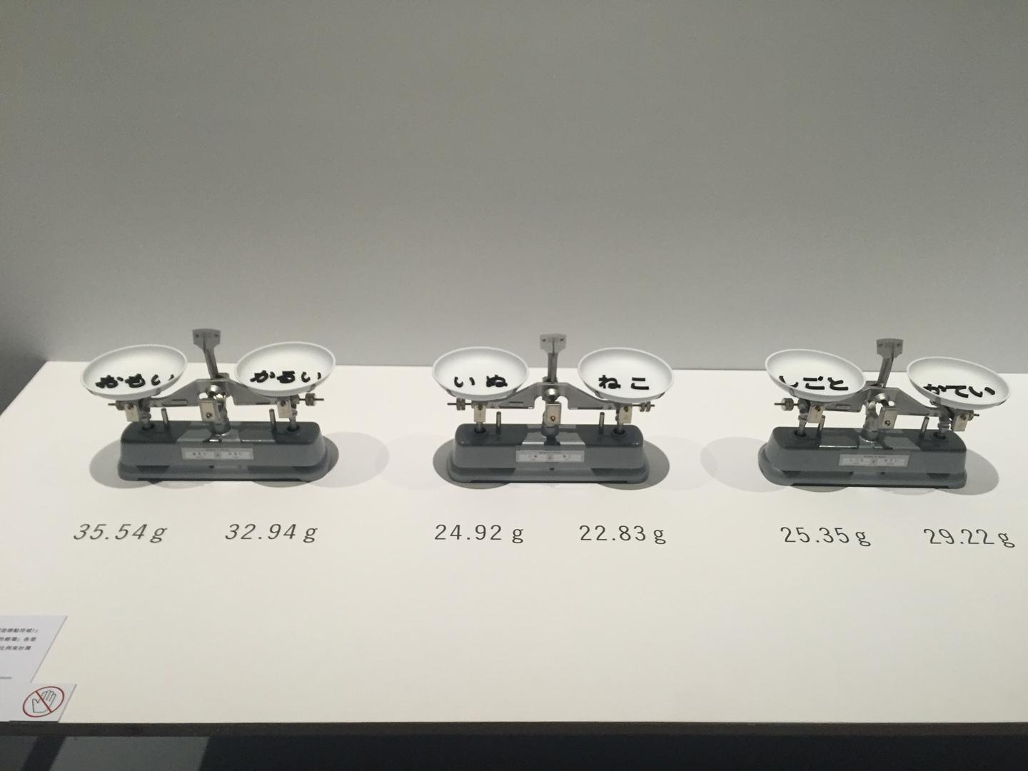 一群日本设计师用硬币、胶水、铁锅、苍蝇拍……做了一个令人惊叹的展览- 知乎