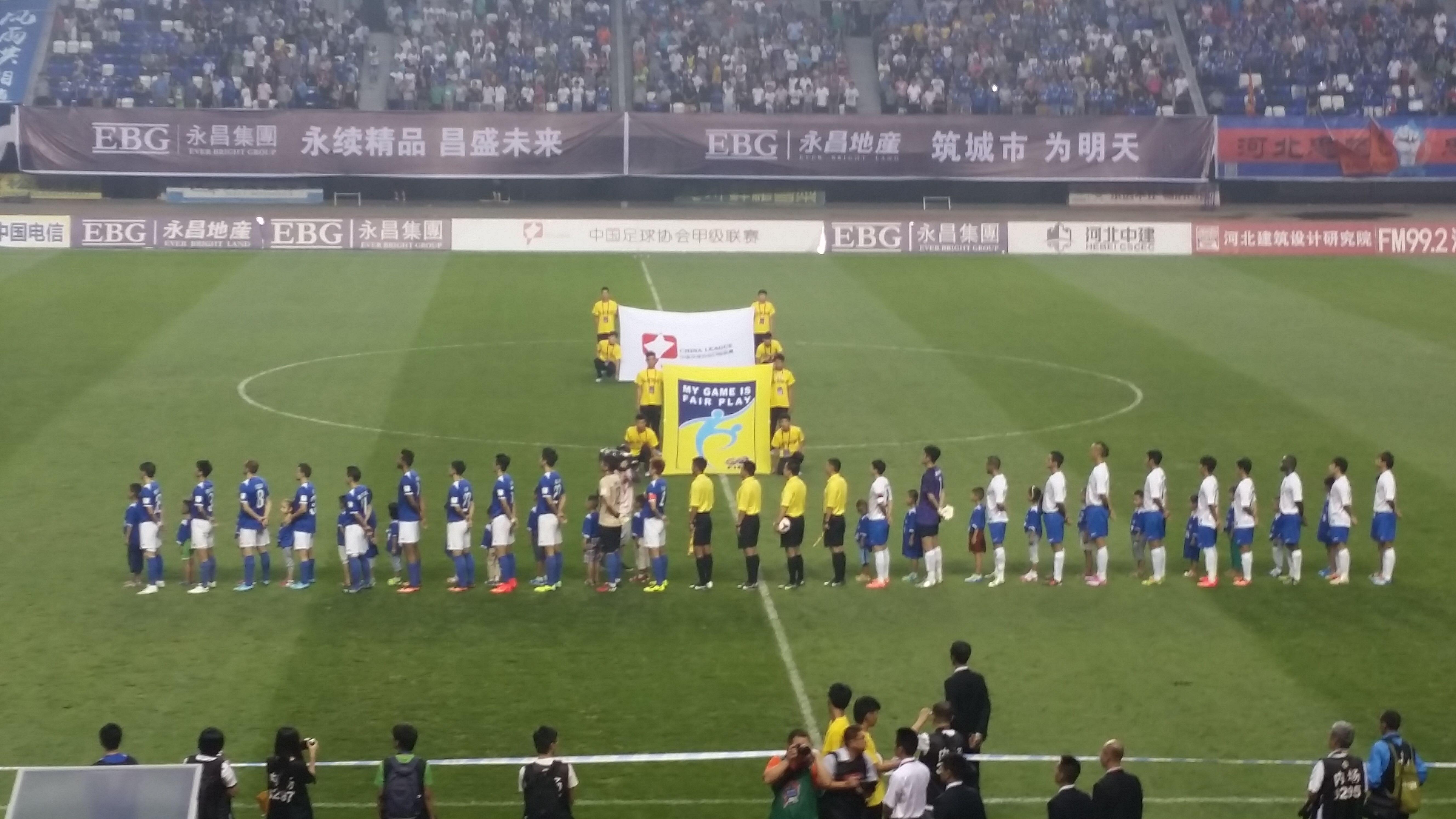 足球场的普通观众席在哪个位置看球最好?前排