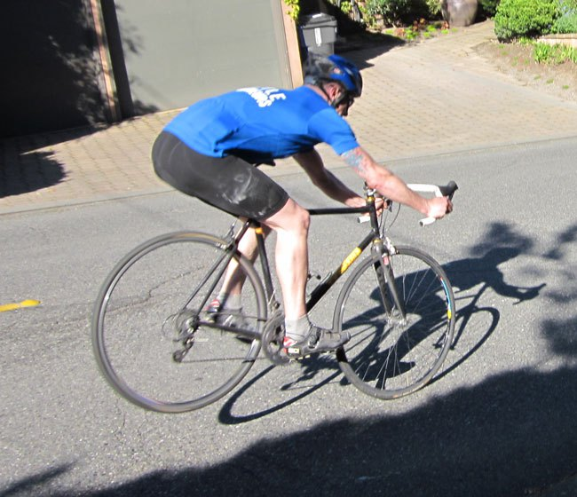 自行车捏前刹时,多快的速度会摔倒?