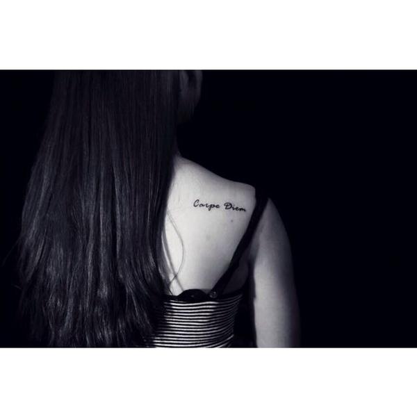 "carpe diem"拉丁语 活在当下.