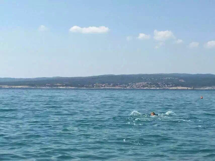 的老妈为了退休后的欧洲游准备开始学英语,该