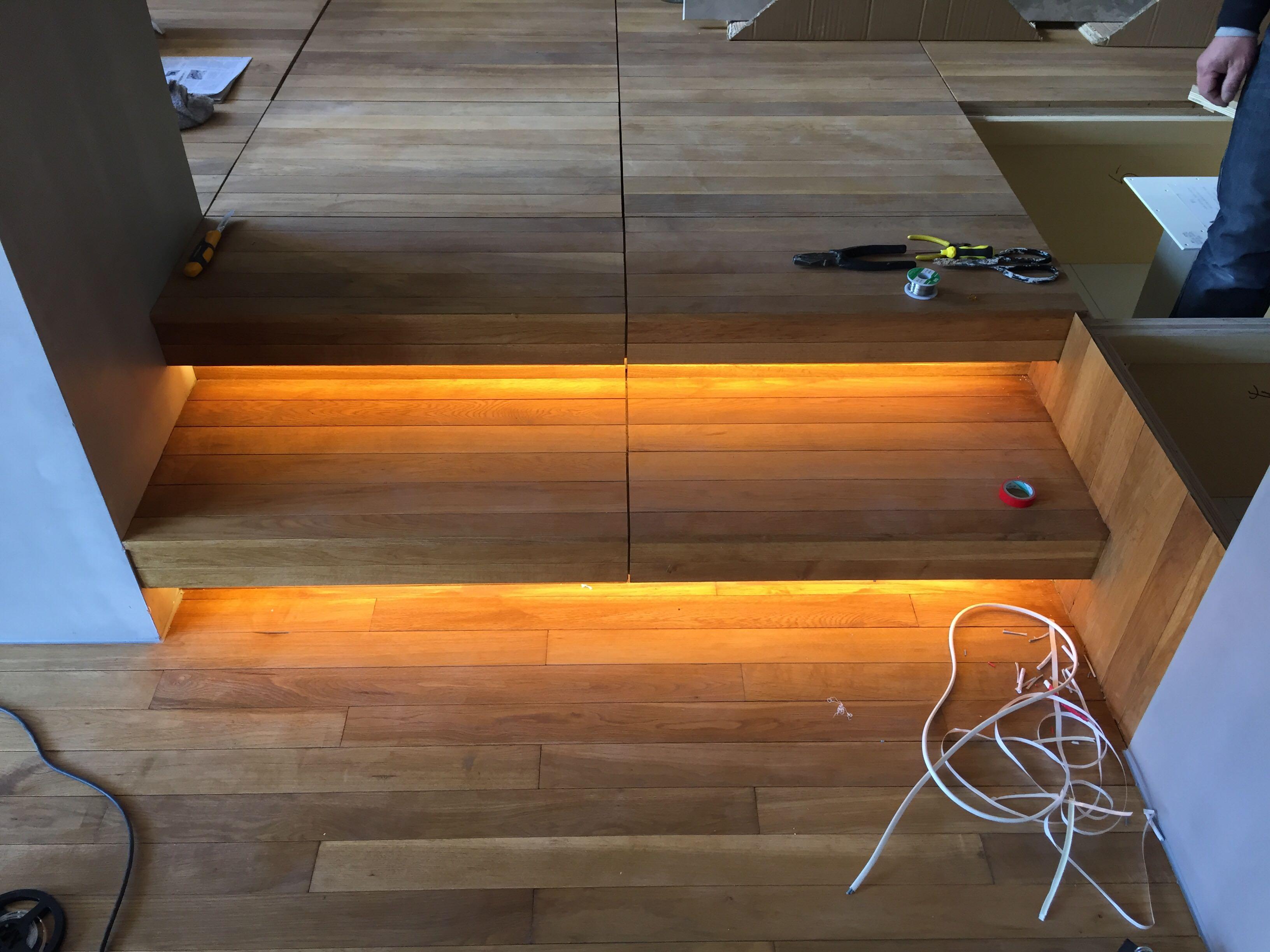 这个和木地板一样材质的储物地台怎么做的?