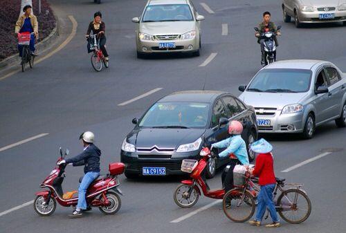 中国是否应该修改交通法:凡是不遵守交通规则走到马路上的人或电动车