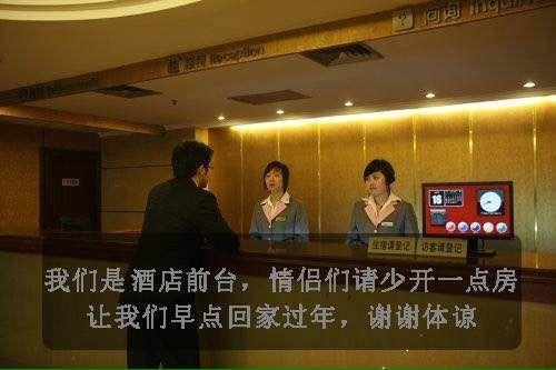 怎么理解环卫工人「少放炮早回家」的「公益」