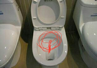 抽水马桶大便时屁股被溅到水,是抬高屁股溅的