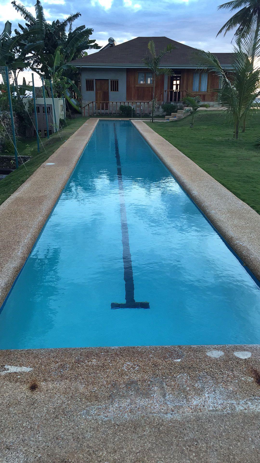 例如图中的池底是蓝色的.