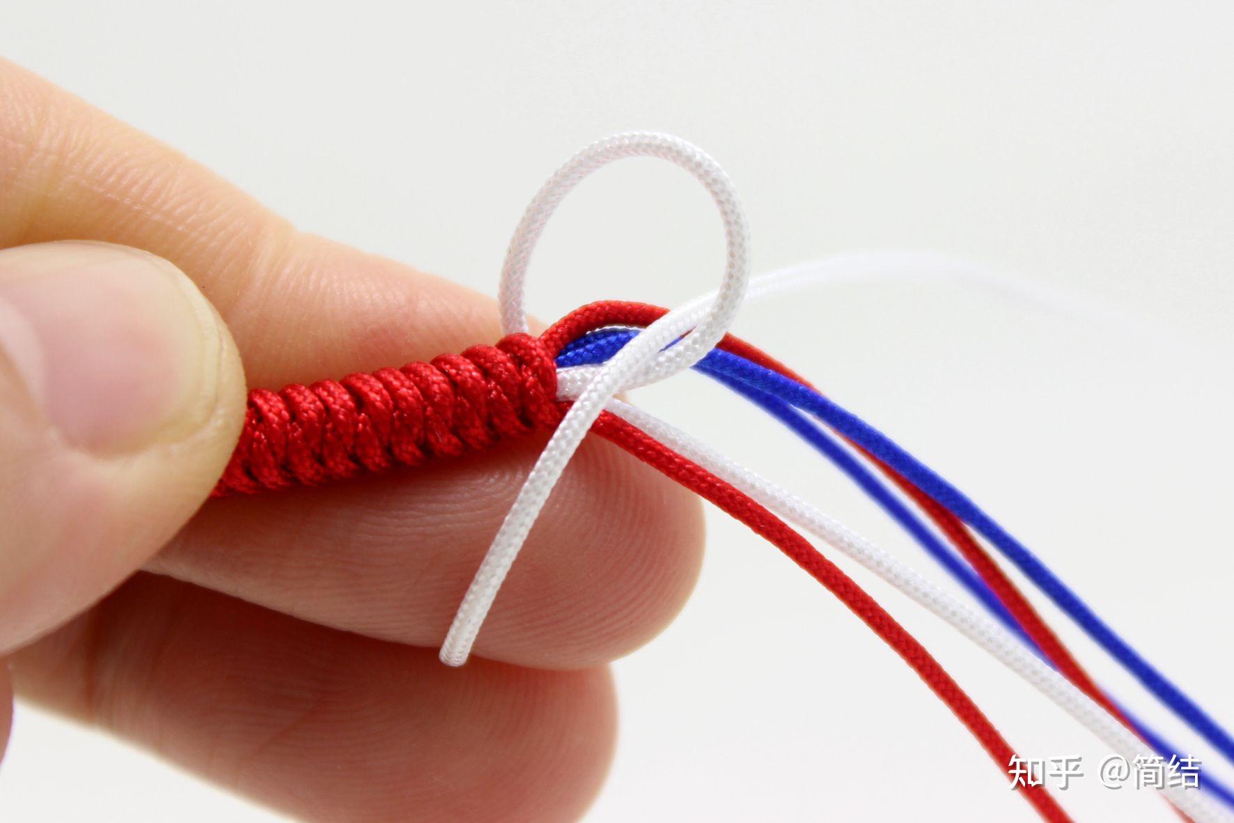 私房红手绳,名字叫做八股平安绳,因为它主要是由八股平安结编织的寓意