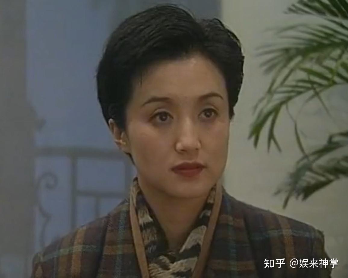 杨昆:58岁无儿无女显落寞,曾拍卖千万别墅,晚年靠直播带货挣钱