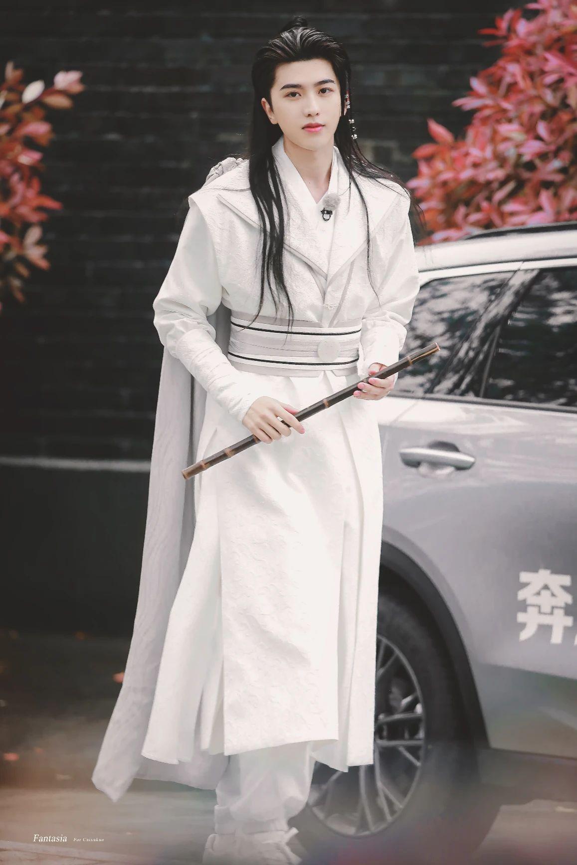 蔡徐坤壁纸侧颜立体精致身姿帅气挺拔白衣古装的翩翩公子