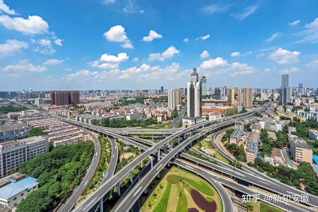 五里飞虹五里墩立交桥位于合肥市区西部,全长 1100 多米,是安徽省第一