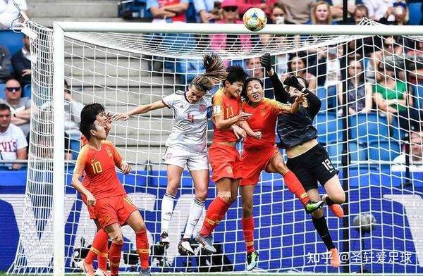 女子足球世界杯_澳大利亚布里斯班女子杯足球_足球和足球杯的画法
