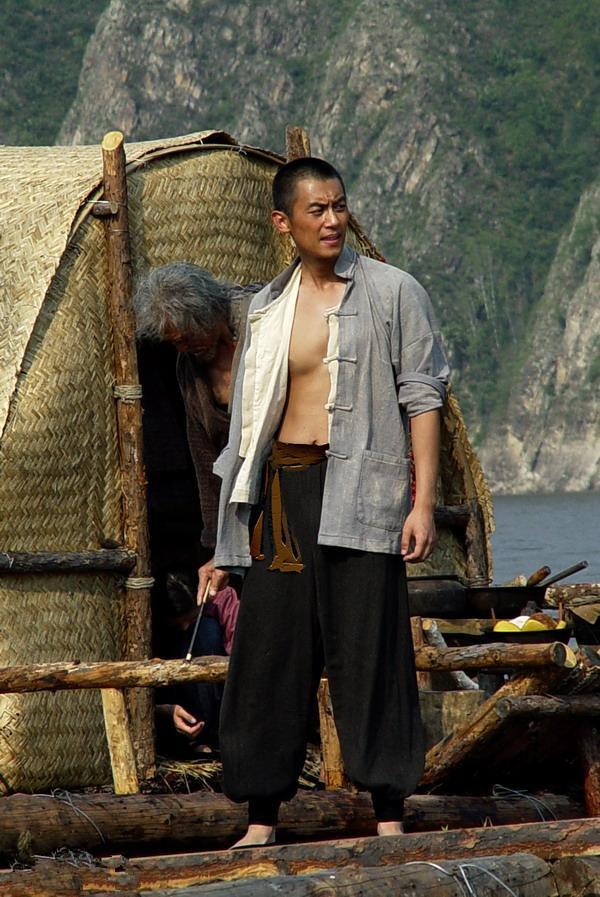 朱开山偶尔认识了震三江这个杀富济贫的英雄人物,震三江当时被捕,震