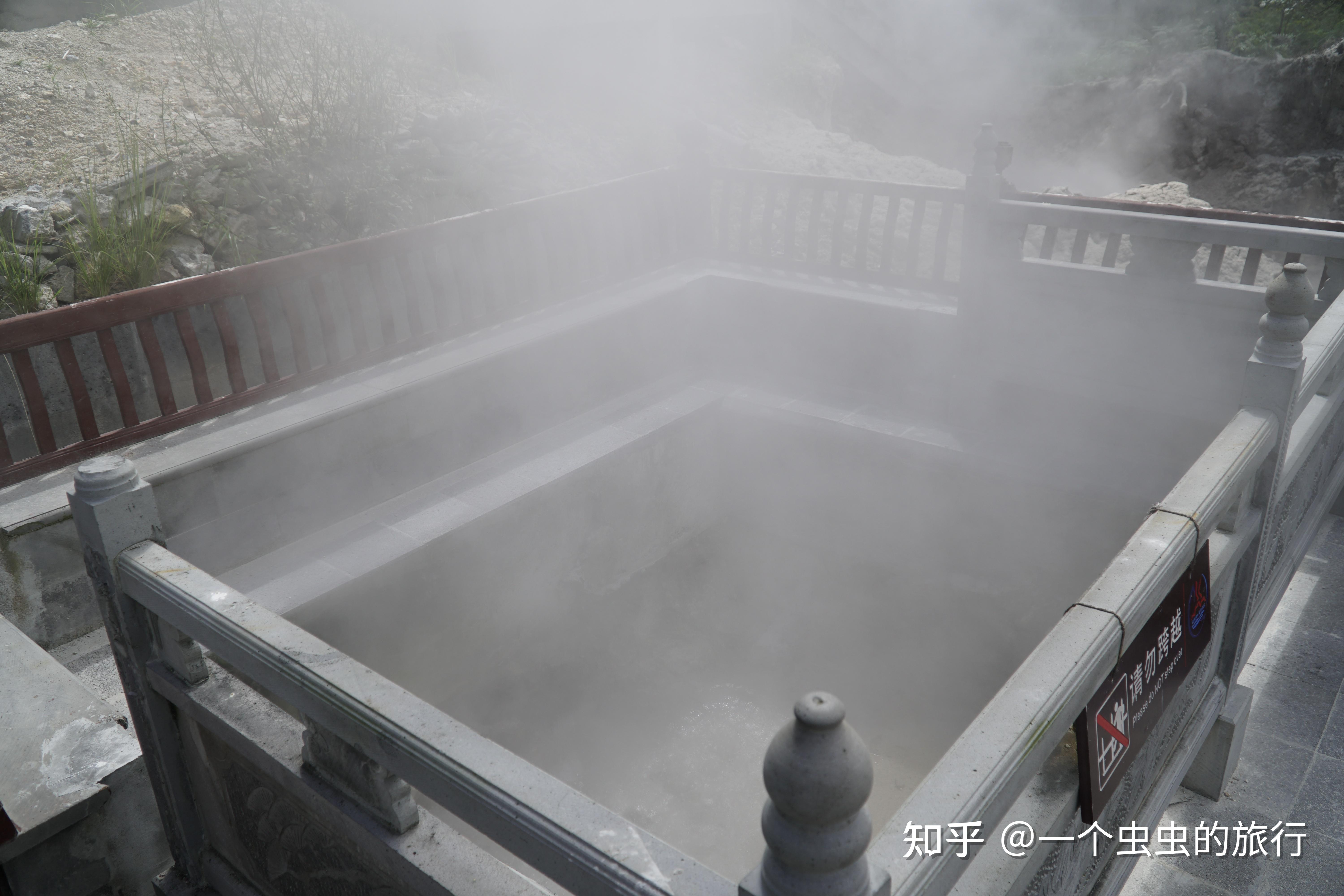 青山环抱中的大滚锅，腾冲火山热海 - 知乎
