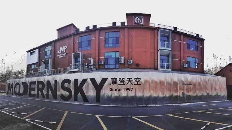 一楼是录音棚,工作人员告诉我:有些乐迷会在摩登天空的logo处合影.