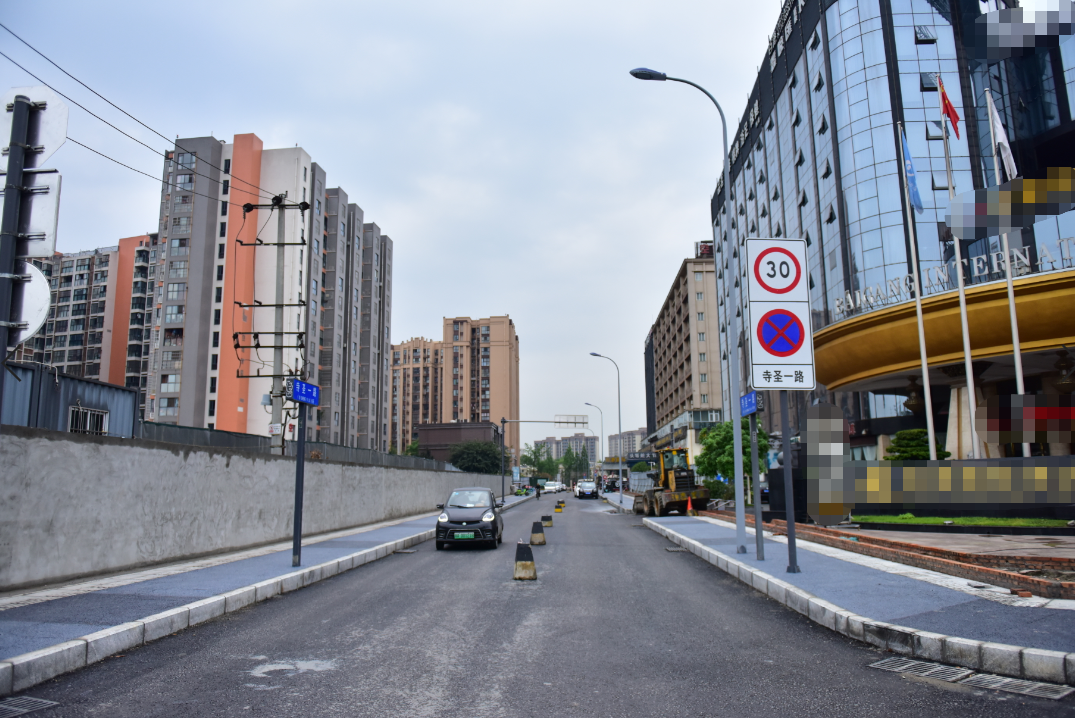 街道打通的断头路的一处从去年到现在相继打通了东航中心东侧道路四川