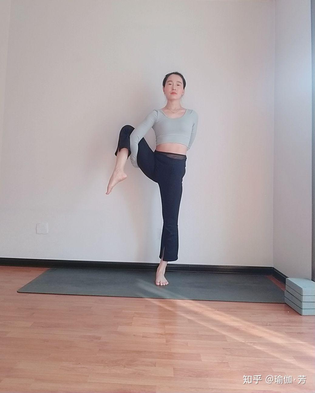 瑜伽体式精讲100讲初级瑜伽体式第98式站立锁腿式