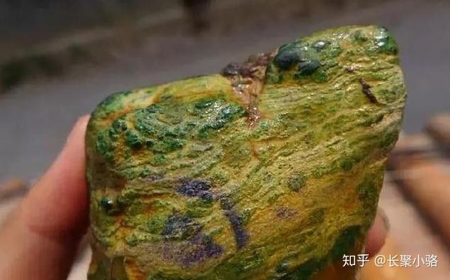 满身蟒丝条点都表现在一块石头上还带有松花17,味精粉丝蟒此蟒生于黑