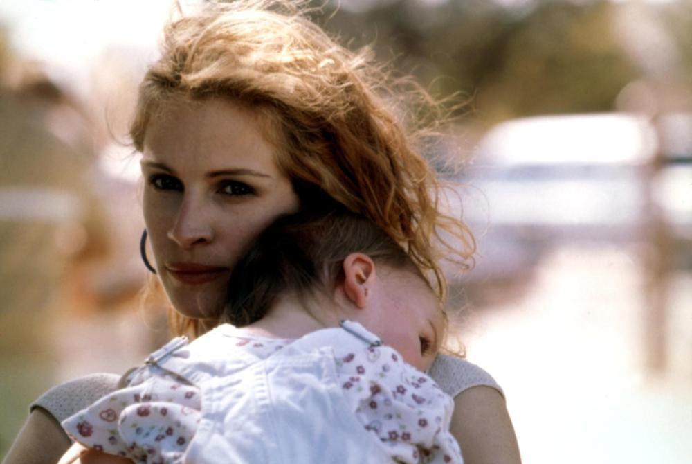 azuretics爱舍尔健康 6767在电影《永不妥协》中,爱琳·布罗克