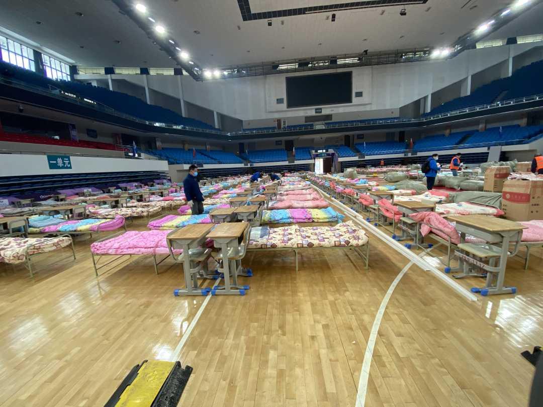 探访武汉集中隔离点:医护人员全天待命 火速改建方舱医院