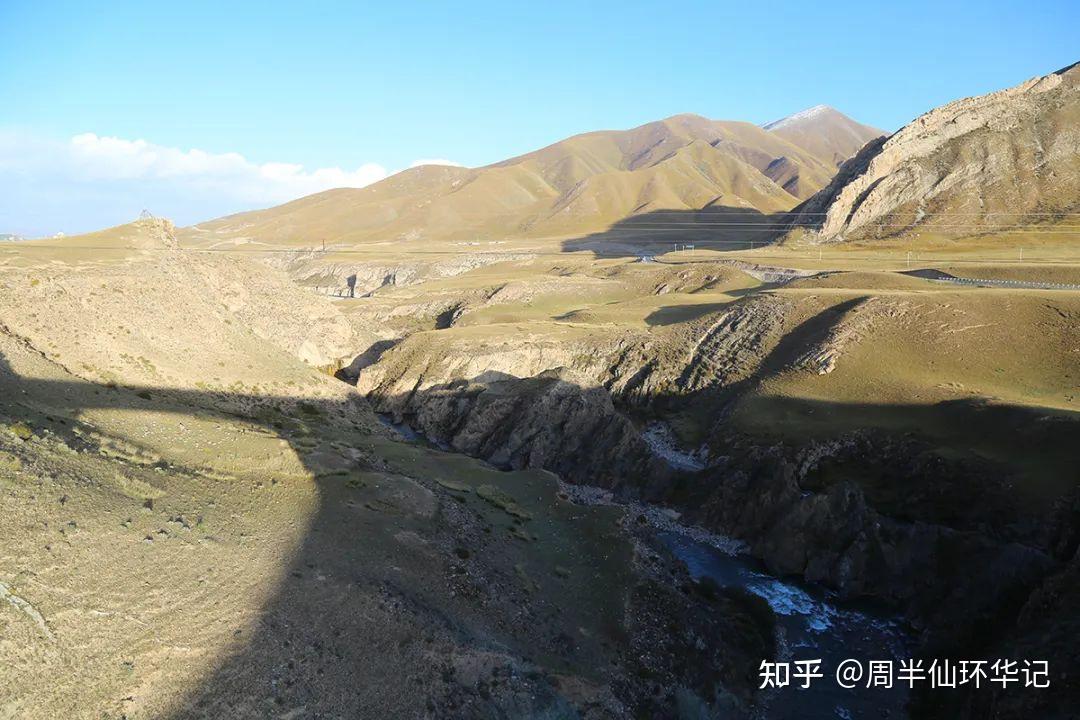 这六天的雨雪,又爱又恨又气▼河卡山,海拔3893米▼河卡垭口下山路比较