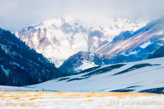 克孜尔石窟有着"开凿最早的石窟"是天山有着"最大的独立纬向山系"南疆