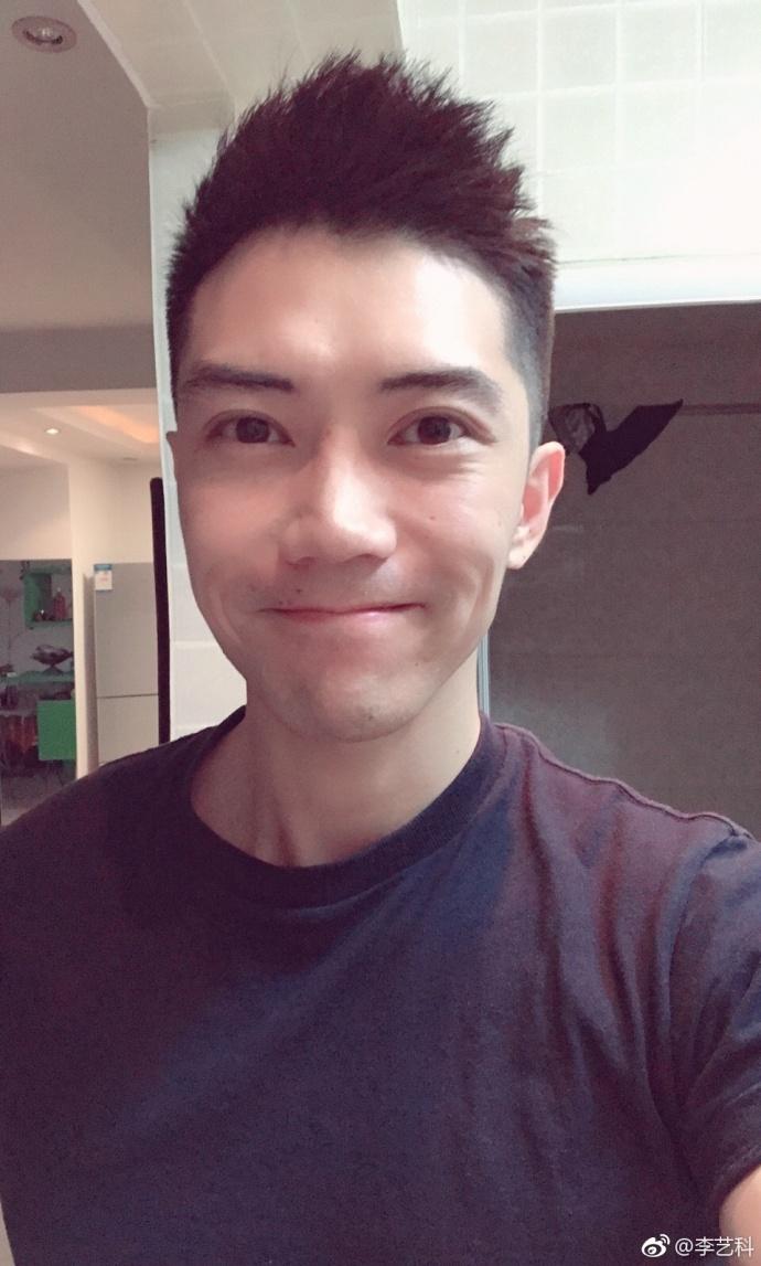 饰演查坤的演员叫李艺科,2010年毕业于上海戏剧学院,不折不扣的实力