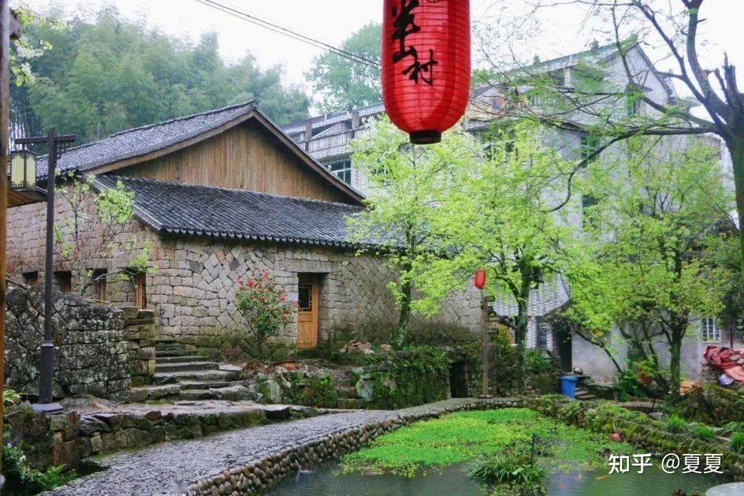 半山是個村名,因其位於浙江台州黃岩西部的富山鄉半山腰而得名.