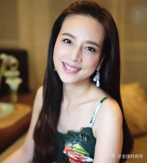 泰国华裔富婆伍伦盼有颜值有身材还是商界领袖穿裙装优雅迷人