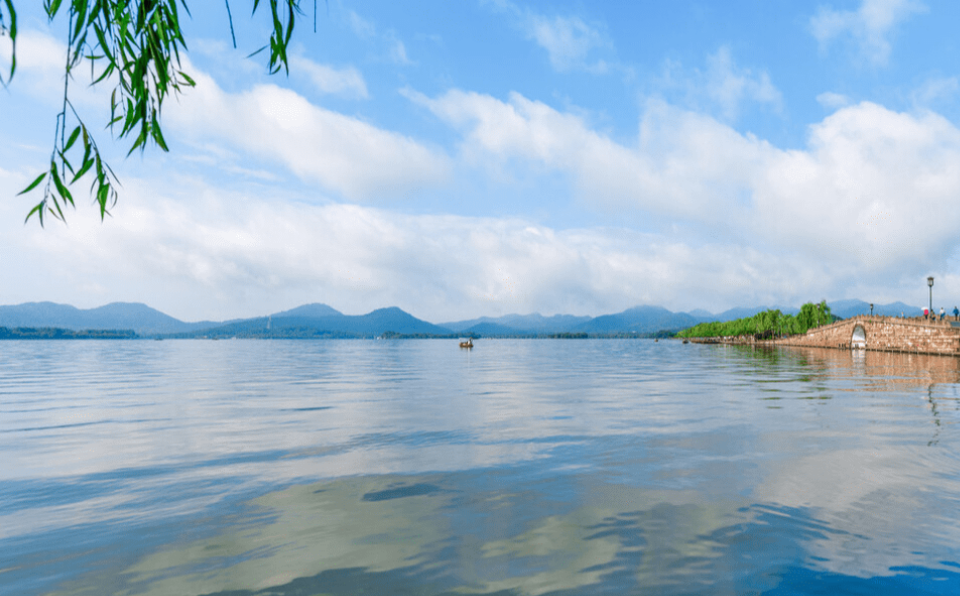 【译文】风雨荡涤过后,望湖楼下的西湖,水天一色,明媚照人.