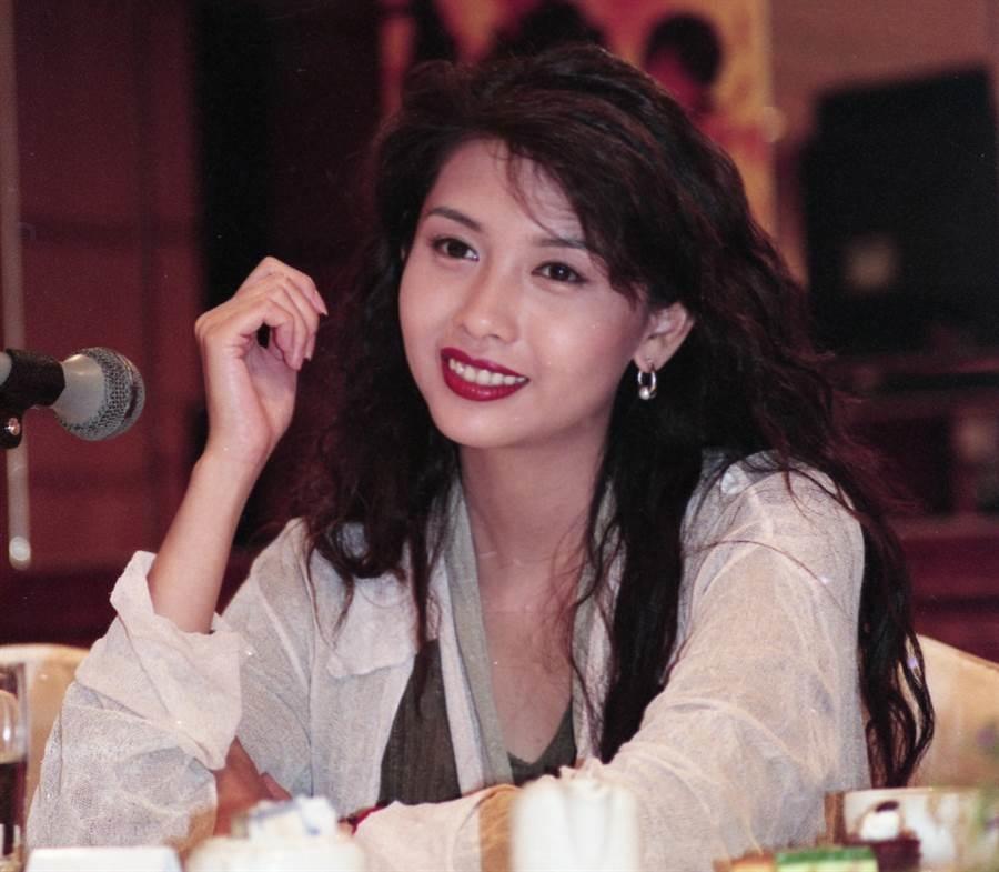 出道6年不红,1991年豁出去连拍三部三级片爆红,引发了香港情色电影的