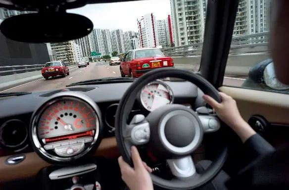 不同方向的汽车,车内构造不同,雨刷的朝向不同
