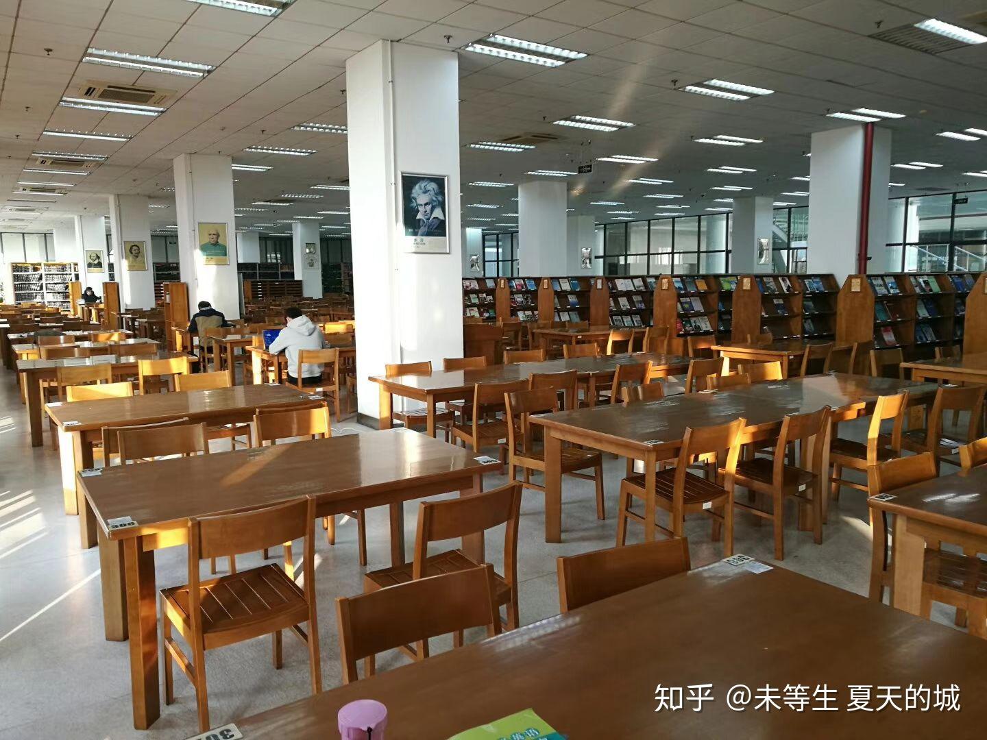 看着空荡荡的图书馆,心里居然有点想哭的冲动,两年后,我也要成长那个