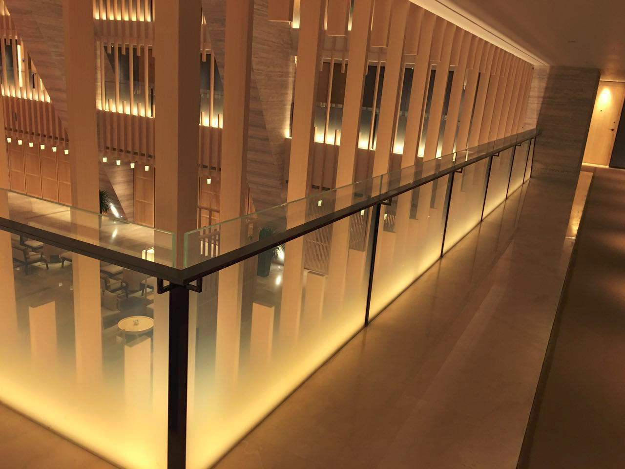 与以往不同的是,灯光用了更加柔和的暖黄色,带着雾气的玻璃替换了原有