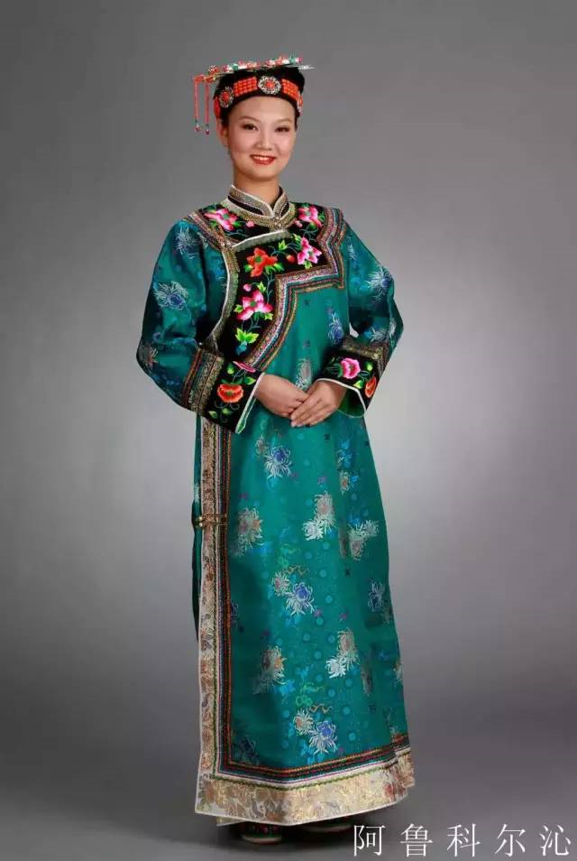 阿鲁科尔沁系蒙古语."阿鲁"是山北之意,"科尔沁"是弓箭手.