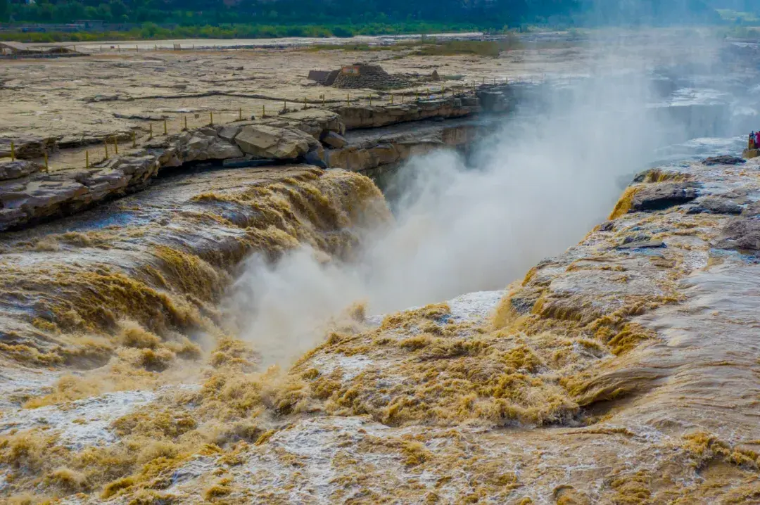 雨天难抵游客热情国庆第三天陕西壶口瀑布雨中迎客