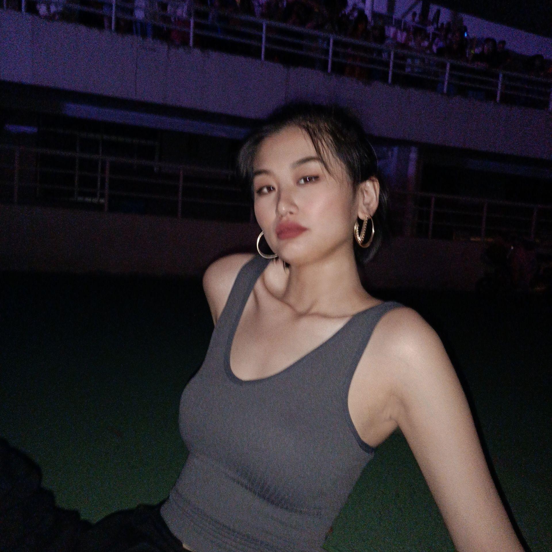 想知道一米八以上的女生是什么样子的? - 知乎