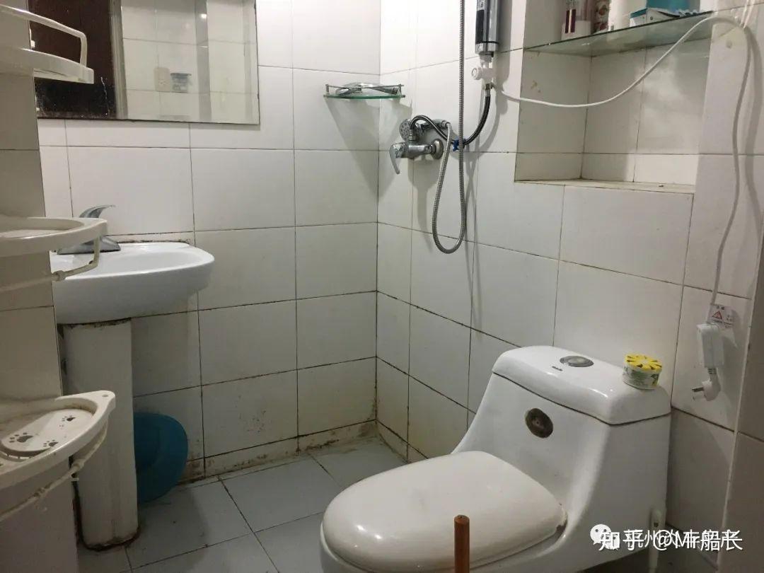 卫生间阳台客厅,更换窗户,墙体刷白,增加亮度主卧的壁柜陈旧,连着地板