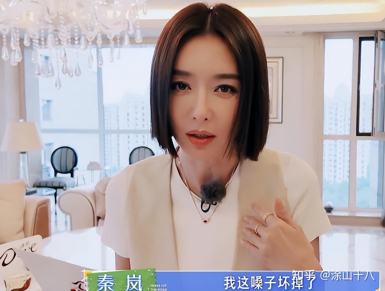 由于她的嗓子哑了,节目中进秦岚家后,画风就变了.听她说话真的很想笑.