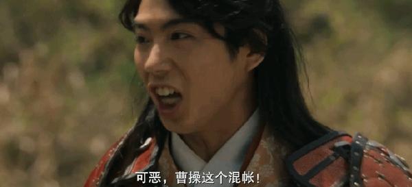 这部电影里也穿插一些小时候玩的《三国志》游戏画面剧里可以说恶搞了