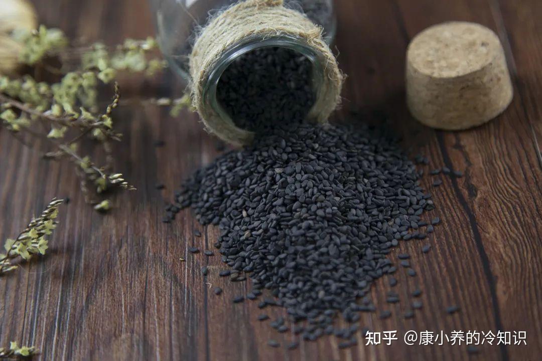 其中黑芝麻水體液能夠促使酪氨酸酶增加,有助於白髮重新變得烏黑,是