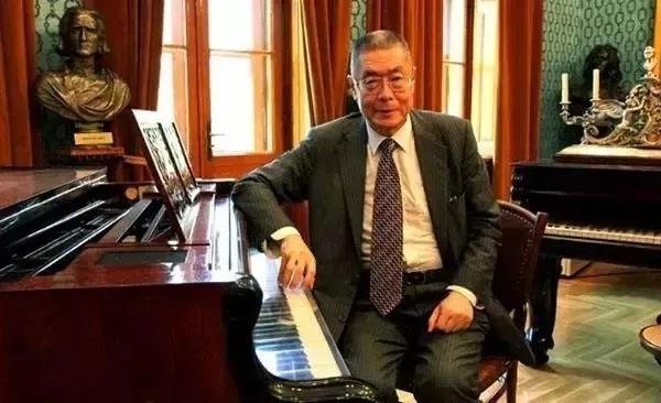 81岁钢琴家刘诗昆再当爸弹钢琴养生