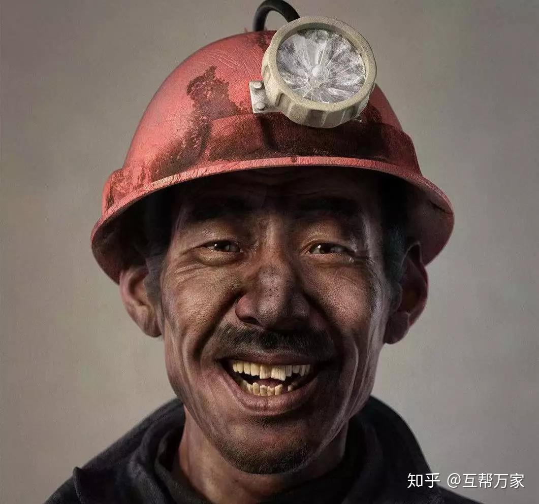 农民工大叔下班快乐蹦跶走红快乐明明很简单