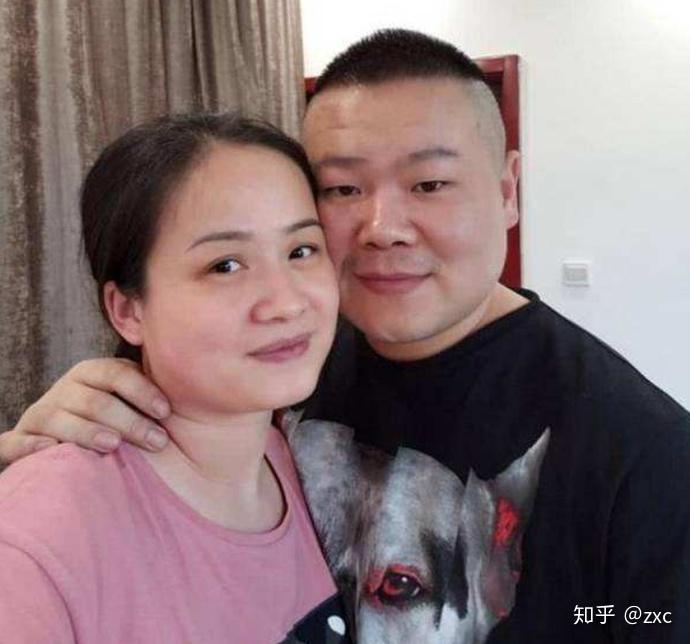 这其中关注度比较高的就属于烧饼一家子了,烧饼的老婆漂亮甜美.