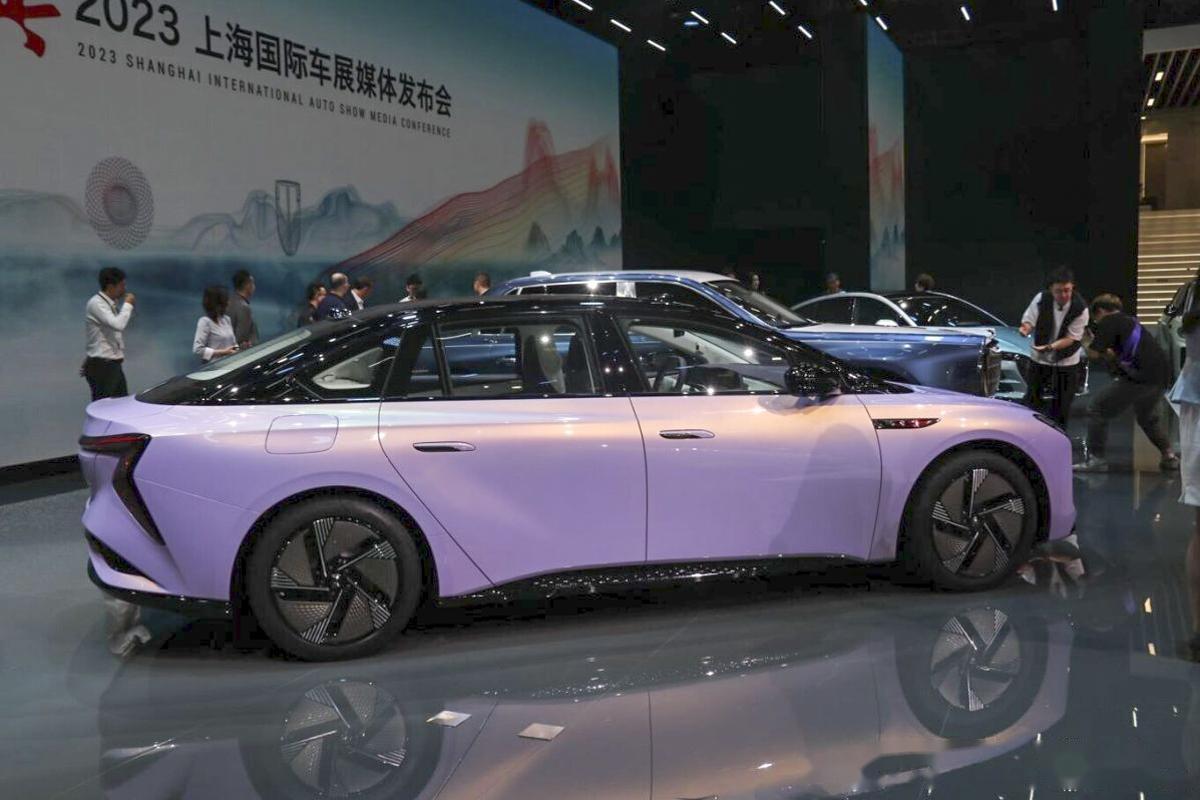 红旗e001于今年上海车展首发亮相,新车是红旗采用fmss平台架构打造的