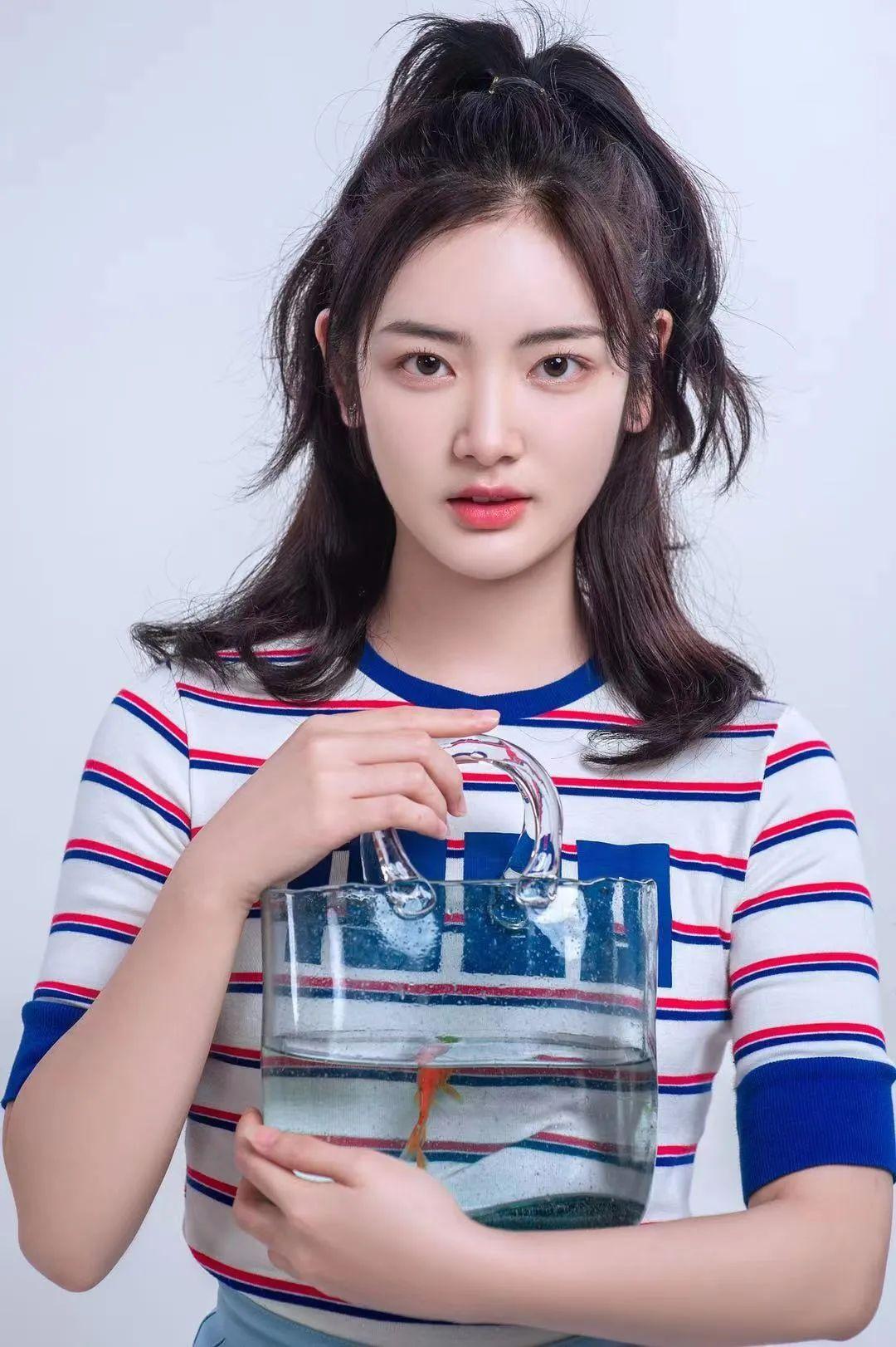 李婧也:20岁,身高168cm,喜欢跳舞,风格多变 - 知乎