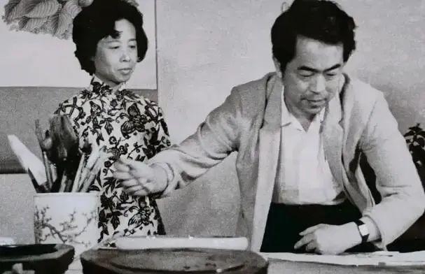 第一任妻子林岫是范曾的初恋,毕业于南开大学,同为书法家,两人算得上