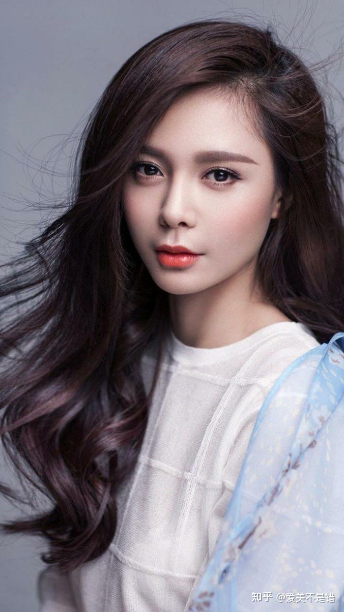 鼻子变化沈梦辰原本的鼻头肉盾,有点小蒜头鼻的既视感.