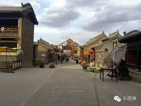 的地形,东建文昌祠,西设龙王庙,北筑凤头寨,形成东文西武,南龙北凤