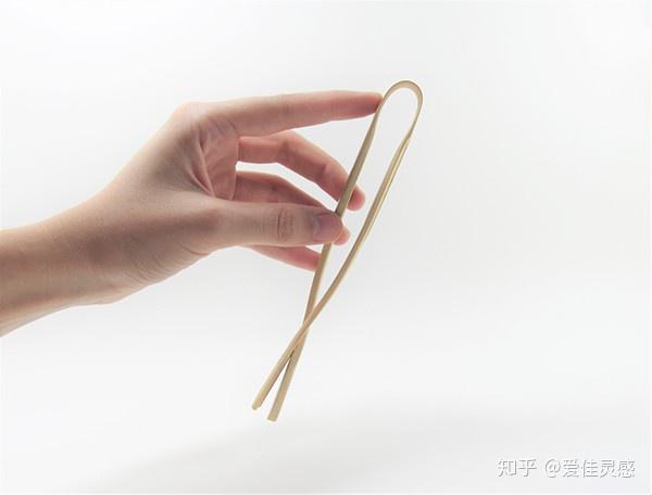 100%全竹制作的竹夹,将一片完整的竹片通过热弯技术弯曲成所需要的